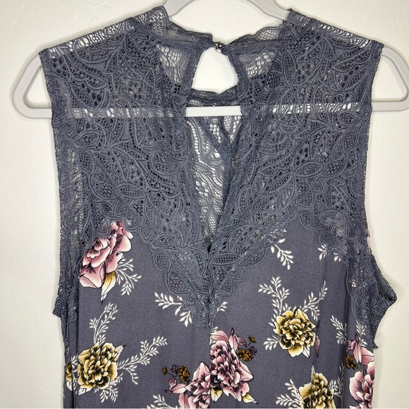 Torrid Gray Floral Lace Mock Neck Sharkbite Hem Sleeveless Tank Top size 1X - Picture 6 of 9